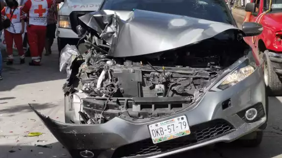 El vehículo quedó prácticamente destrozado; el automóvil era prestado por lo que el propietario llegó al sitio minutos después