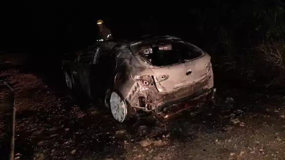 Automóvil Mazda con matrícula UTY-283-G fue incendiado Automóvil Mazda con matrícula UTY-283-G fue incendiado