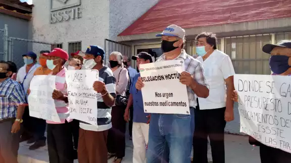 Los manifestantes señalaron que han tenido que comprar los medicamentos Los manifestantes señalaron que han tenido que comprar los medicamentos