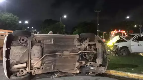 El auto compacto terminó volcado