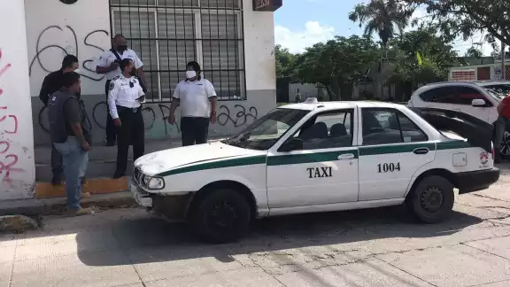 El taxista de Cancún permaneció en el lugar del accidente, sobre la Avenida Leona Vicario, mientras se resolvía la situación El taxista de Cancún permaneció en el lugar del accidente, sobre la Avenida Leona Vicario, mientras se resolvía la situación
