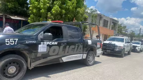 Durante la revisión corporal, se le encontró presunta droga.