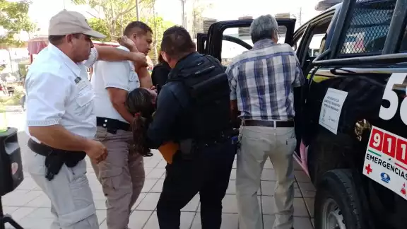 Policías trasladaron de emergencia a la mujer al IMSS de Escárcega Policías trasladaron de emergencia a la mujer al IMSS de Escárcega