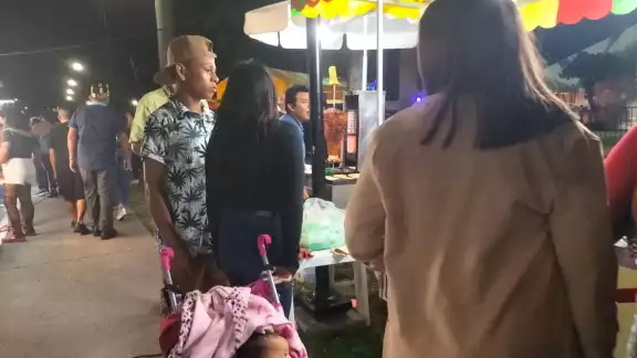 Antes del grupo Ilegales, la gente se entretiene en el Parque Quintana Roo el Carnaval de Cozumel este sábado Antes del grupo Ilegales, la gente se entretiene en el Parque Quintana Roo el Carnaval de Cozumel este sábado