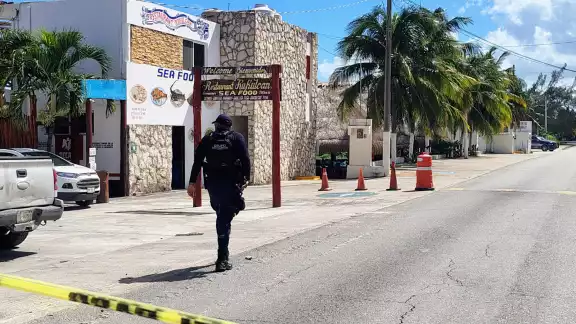Persecución policiaca en Puerto Juárez deja cuatro detenidos tras ataque a restaurante Persecución policiaca en Puerto Juárez deja cuatro detenidos tras ataque a restaurante