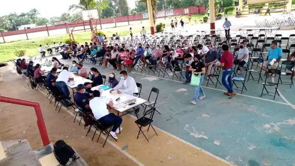 Los habitantes de la cabecera municipal de Lázaro Cárdenas acudieron a recibir su vacuna SinoVac