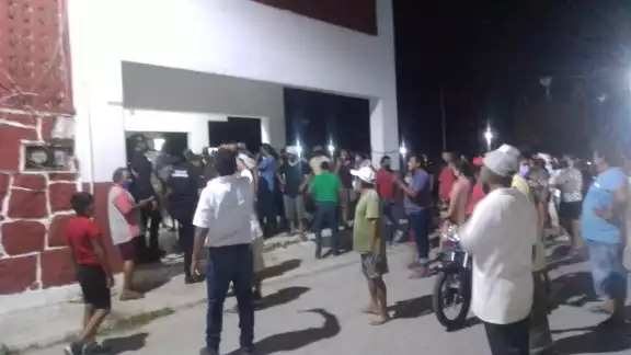 Habitantes de Suma de Hidalgo protestan contra el alcalde durante su toma de protesta