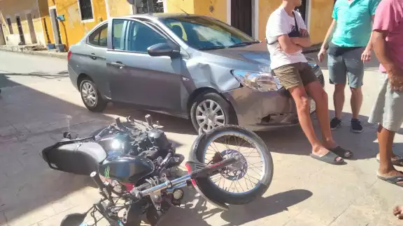 El motociclista fue trasladado al IMSS para una mejor atención médica El motociclista fue trasladado al IMSS para una mejor atención médica