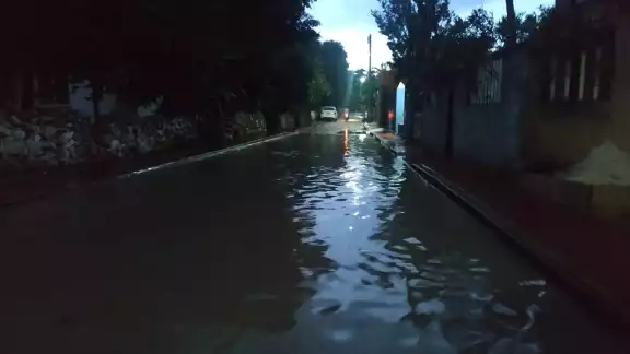 Varias calles de la localidad quedaron inundadas Varias calles de la localidad quedaron inundadas