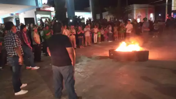 La quema del mal humor fue el lugar en donde las porras de los reyes se vieron las caras La quema del mal humor fue el lugar en donde las porras de los reyes se vieron las caras