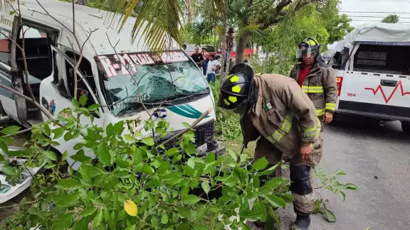Al lugar llegaron al menos tres ambulancias particulares para auxiliar a los lesionados