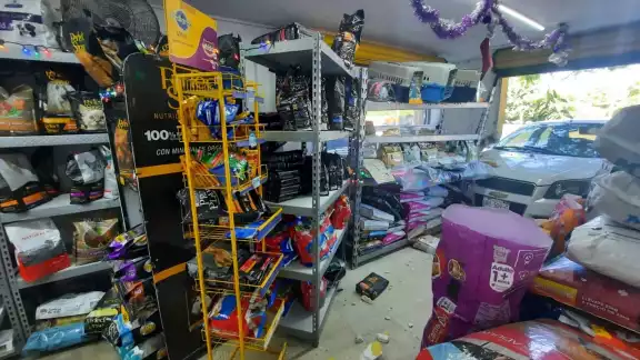 A consecuencia de lo anterior, el automóvil se impactó contra un vehículo de la marca Jeep, tipo Grand Cherokee