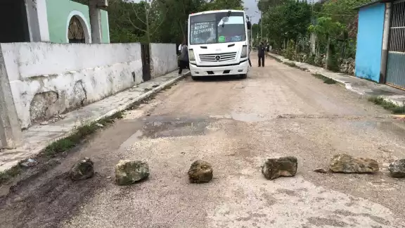 Los vecinos aseguran que de tres camiones pasaron a uno, el cual no se da abasto para dar el servicio Los vecinos aseguran que de tres camiones pasaron a uno, el cual no se da abasto para dar el servicio