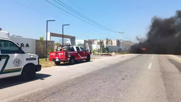 Un tráiler comenzó a incendiarse este sábado en la vía Mérida-Tizimín