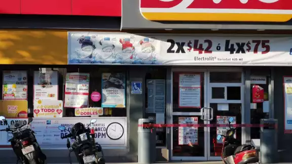 El ladrón se dirigió hacia la caja registradora y amenazó a la empleada del mostrador con lastimarla El ladrón se dirigió hacia la caja registradora y amenazó a la empleada del mostrador con lastimarla