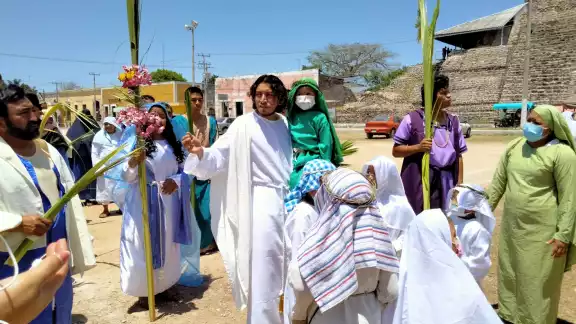 Este Domingo de Ramos, el grupo parroquial representó la entrada de Jesús a Jerusalén Este Domingo de Ramos, el grupo parroquial representó la entrada de Jesús a Jerusalén