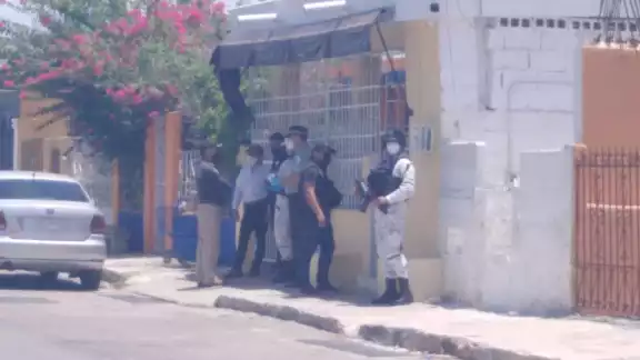 Detienen a mujer en posesión de hidrocarburos robados en Yaxcabá, Yucatán Detienen a mujer en posesión de hidrocarburos robados en Yaxcabá, Yucatán