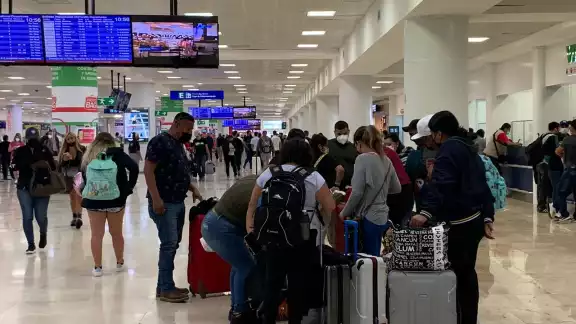 Los pasajeros acudieron a los módulos de sus aerolíneas para revisar el estatus de sus salidas, o documentar sus maletas