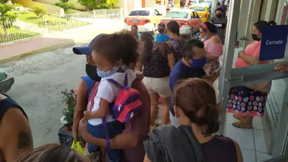 Temprano, familias hacen compras y andan con amistades en aglomeraciones, sin importarles el riesgo de contraer el virus Temprano, familias hacen compras y andan con amistades en aglomeraciones, sin importarles el riesgo de contraer el virus
