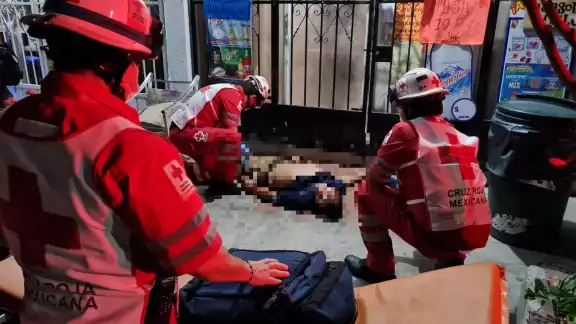 El presunto ladrón fue auxiliado por paramédicos de la Cruz Roja El presunto ladrón fue auxiliado por paramédicos de la Cruz Roja