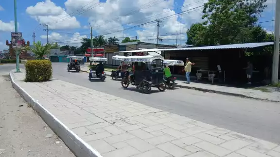 Un mototaxi de Escárcega, conducido a exceso de velocidad, perdió el control y chocó contra una camioneta estacionada. Un mototaxi de Escárcega, conducido a exceso de velocidad, perdió el control y chocó contra una camioneta estacionada.
