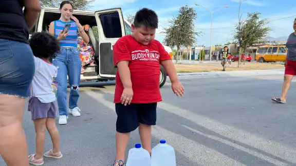 Iker publicó que en compañía del regidor Manuel Guerra, comenzaron a regalar botellas de agua