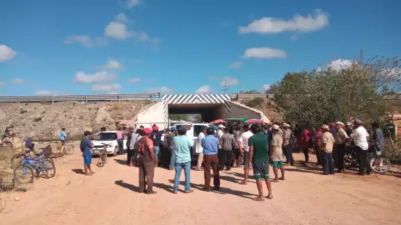 Campesinos acusan de robo a la empresa porque se lleva la piedra caliza sin avisar Campesinos acusan de robo a la empresa porque se lleva la piedra caliza sin avisar