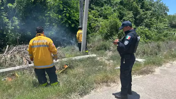 Obrero recibe descarga eléctrica mientras trabajaba cerca de estructura metálica con andamios y láminas de zinc. Obrero recibe descarga eléctrica mientras trabajaba cerca de estructura metálica con andamios y láminas de zinc.