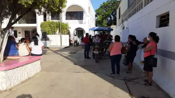 Los ciudadanos de José María Morelos hacen fila afuera del Palacio Municipal para intentar conseguir empleo en la nueva administración Los ciudadanos de José María Morelos hacen fila afuera del Palacio Municipal para intentar conseguir empleo en la nueva administración
