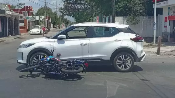 El motociclista resultó ileso, pero su unidad presentó daños materiales El motociclista resultó ileso, pero su unidad presentó daños materiales