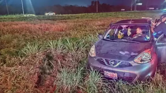 El auto quedó a un costado de la carretera Mérida-Progreso
