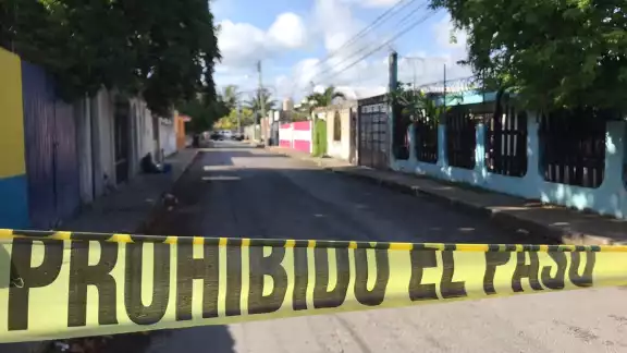 En el lugar aún se encuentra el cuerpo tirado, ya que se espera la llegada de la Semefo En el lugar aún se encuentra el cuerpo tirado, ya que se espera la llegada de la Semefo