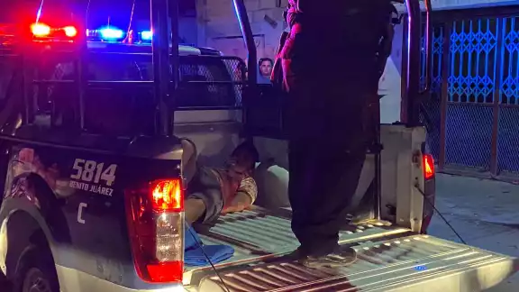El agresor fue entregado a la policía por golpear a una mujer en la Región 232 en Cancún El agresor fue entregado a la policía por golpear a una mujer en la Región 232 en Cancún