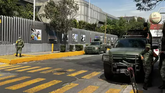 Elementos de la Sedena realizan un operativo en la torre de Pemex en la CDMX Elementos de la Sedena realizan un operativo en la torre de Pemex en la CDMX