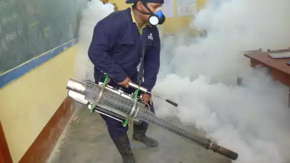 Se recomienda abrir puertas y ventanas cuando circule el camión de fumigación Se recomienda abrir puertas y ventanas cuando circule el camión de fumigación