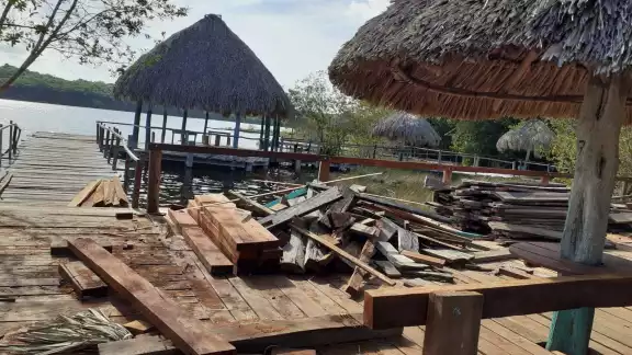 Los ejidatarios del lugar se dieron a la tarea empezar a reparar todo lo que dañó el agua Los ejidatarios del lugar se dieron a la tarea empezar a reparar todo lo que dañó el agua
