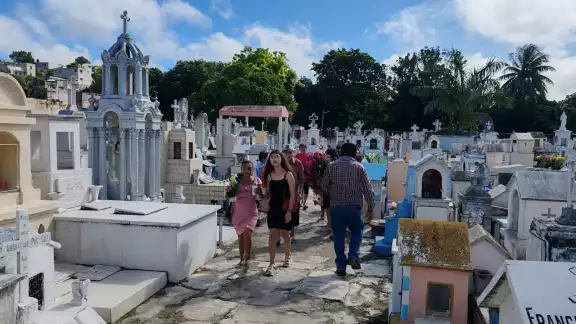 Campeche se prepara para celebrar el Día de Muertos, con decenas de campechanos limpiando y decorando tumbas Campeche se prepara para celebrar el Día de Muertos, con decenas de campechanos limpiando y decorando tumbas