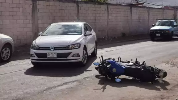 Los involucrados permanecieron en el lugar a la espera del ajustador de seguro del automóvil particular