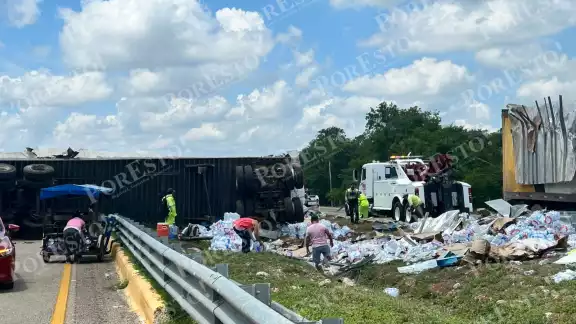 Un tráiler cargado con 25 toneladas de agua purificada volcó en el camellón central de la carretera federal Campeche-Mérida Un tráiler cargado con 25 toneladas de agua purificada volcó en el camellón central de la carretera federal Campeche-Mérida