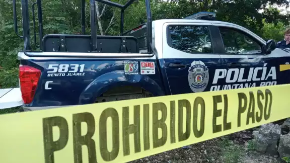 Elementos policiacos acordonaron la zona donde se encontró el cuerpo descuartizado de un hombre en Cancún Elementos policiacos acordonaron la zona donde se encontró el cuerpo descuartizado de un hombre en Cancún