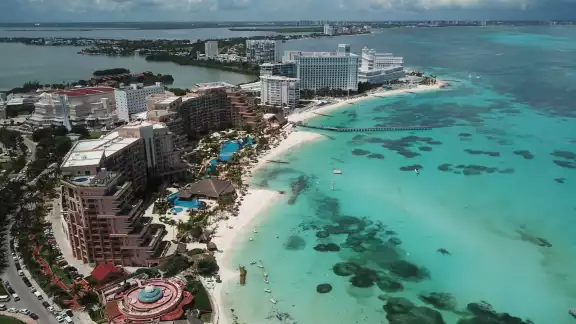 El mar azul de Cancún es una de las bellezas naturales que más se mencionan en algunas de estas canciones El mar azul de Cancún es una de las bellezas naturales que más se mencionan en algunas de estas canciones