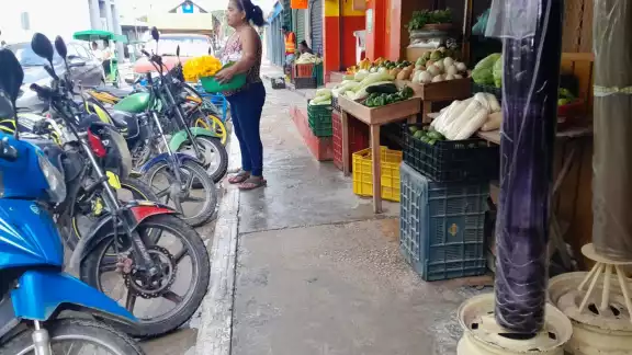 Los pobladores piden reubicar a los comerciantes para retirarlos fuera de las banquetas Los pobladores piden reubicar a los comerciantes para retirarlos fuera de las banquetas