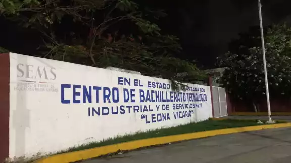 Estudiantes del CBTIS Chichén Itza fueron desalojados tras encontrar una amenaza en los baños. Foto: Especial Estudiantes del CBTIS Chichén Itza fueron desalojados tras encontrar una amenaza en los baños. Foto: Especial