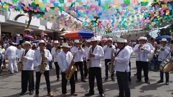 Frente al Palacio Municipal, jaraneros bailan con música de las charangas Frente al Palacio Municipal, jaraneros bailan con música de las charangas