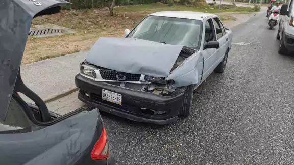 La camioneta de lujo Mercedes Benz frenó y fue colisionado por detrás La camioneta de lujo Mercedes Benz frenó y fue colisionado por detrás