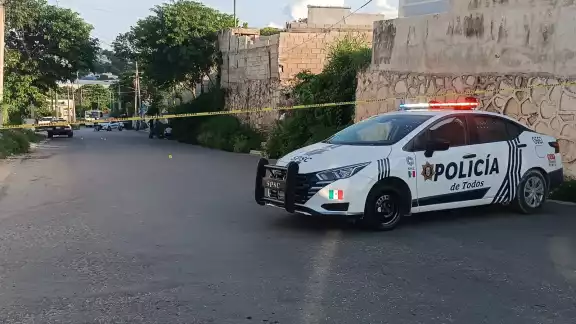 Elementos de la Fiscalía del Estado de Alto Impacto, Policía Campeche y la Secretaría de la Defensa Nacional resguardan el lugar