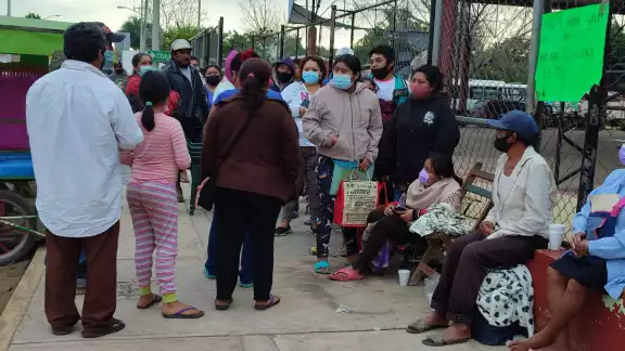Afectados enojados llegaron al punto de amenazar a las personas que trataban de meterse a la línea en Peto Afectados enojados llegaron al punto de amenazar a las personas que trataban de meterse a la línea en Peto
