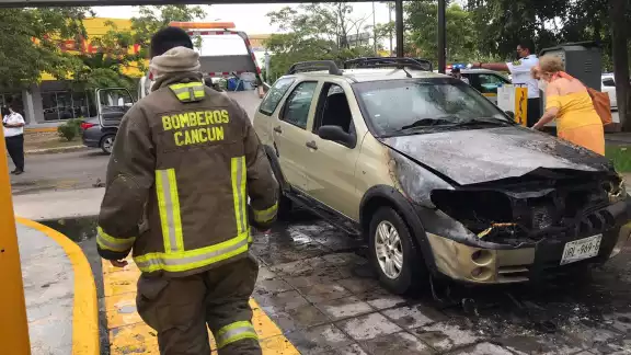 Presunto corto circuito provoca incendio en el motor de un vehículo mientras circulaba por una plaza Presunto corto circuito provoca incendio en el motor de un vehículo mientras circulaba por una plaza