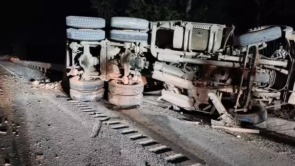 El conductor presentó lesiones leves, por lo que no requirió ser trasladado al hospital El conductor presentó lesiones leves, por lo que no requirió ser trasladado al hospital