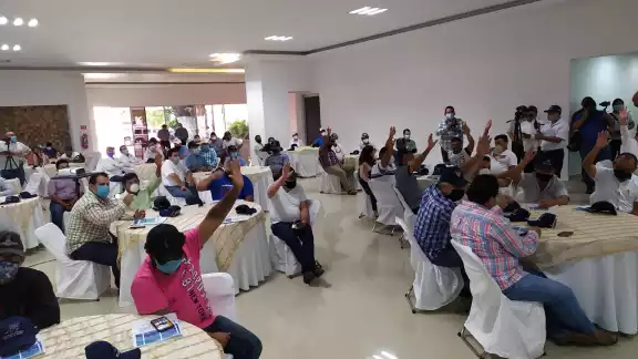Momento de la aprobación de las modificaciones, en forma unánime, durante la asamblea. Foto: Luis Manuel Pech Sánchez.